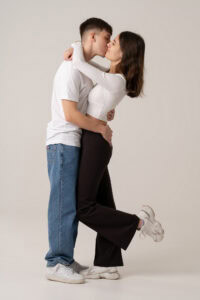 Homme et femme s'embrassant en studio, séance photo à Genève.