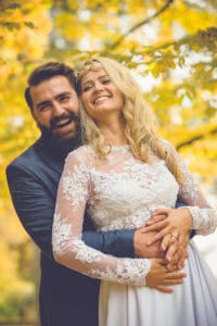 Photo de couple heureux lors d'un mariage en plein air.