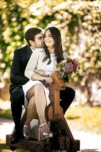 Photo de couple heureux lors d'une séance en plein air.