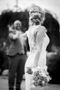 Mariée en robe de mariage avec bouquet, capturée lors d'une séance photo à Plainpalais, Genève.