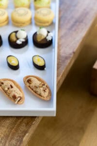 Gâteaux et pâtisseries élégantes à Genève | Photographe professionnel à Genève, Plainpalais, Carouge et Plan-les-Ouates Balcon de desserts sophistiqués pour événements à Plainpalais.